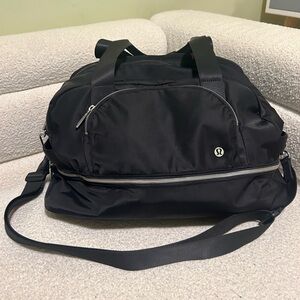 Great condition: Lululemon city adventure duffle bag in BLACK.